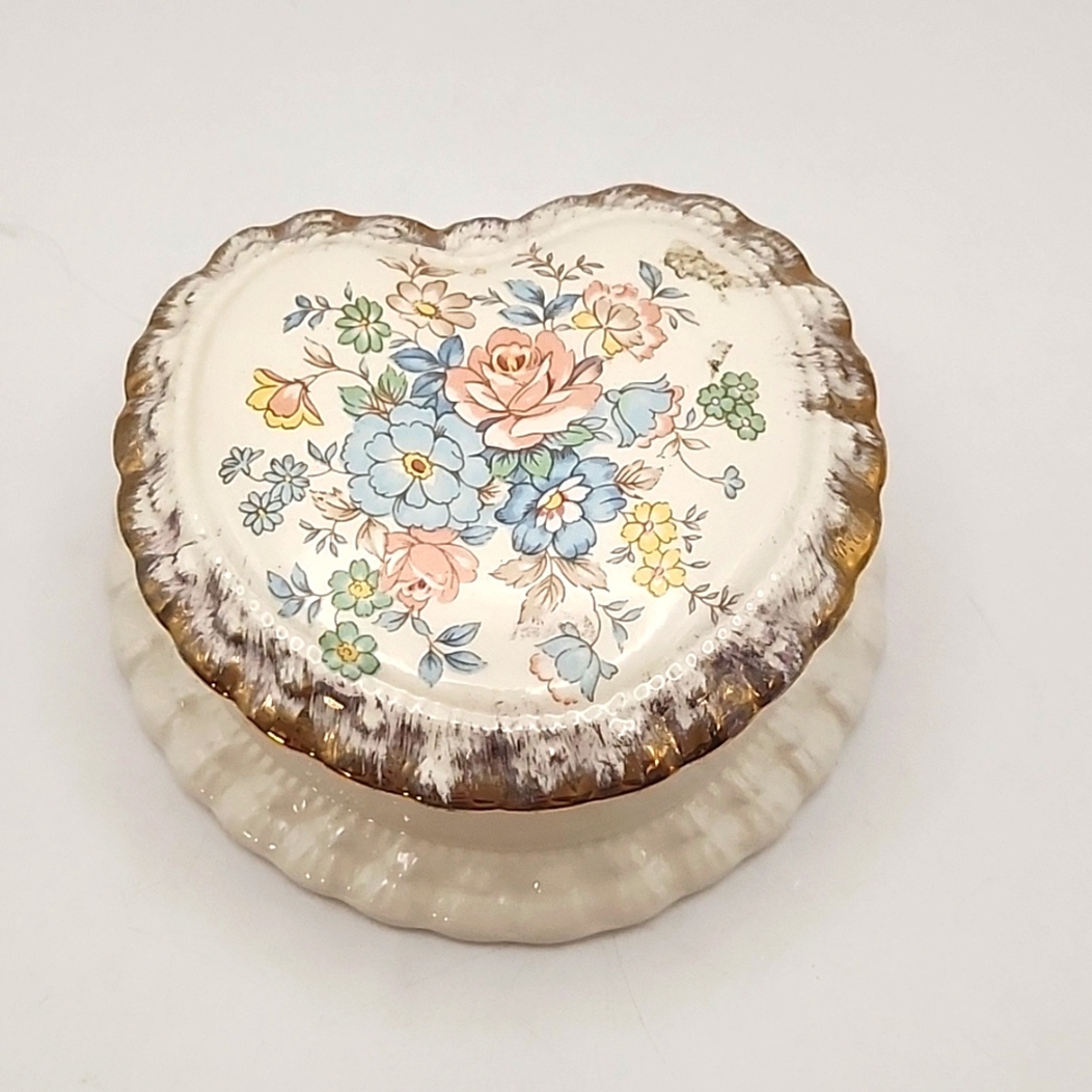 Vintage Ceramic Heart Trinket Box 4" X 4" X 1.5"